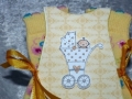 Baby Body Karte mit Soeckchen Gelb